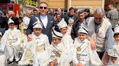 Sarıkamışlı iş insanı Murat Yıldız, memleketinde yüzlerce çocuğun mutluluğuna ortak oldu