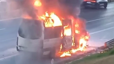 Bayrampaşa’da servis minibüsü alev alev yandı