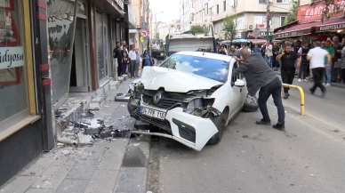 Bayrampaşa'da kazada savrulan otomobil berber dükkanına çarptı