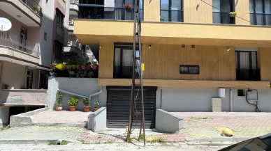Avcılar’da bina önündeki elektrik direği kaldırılmayınca kullanılmayan garaj depoya çevrildi