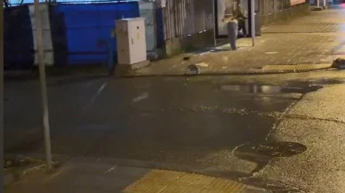 Arnavutköy'de otobüs durağının camını taşla kırdı