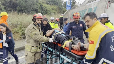 Arnavutköy'de yağış nedeniyle kayganlaşan yola devrilen kamyona hafriyat aracı çarptı; 2 yaralı