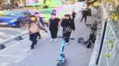 Üsküdar'da otomobil önce başka bir araca ardından da kaldırımdaki öğrencilere çarptı