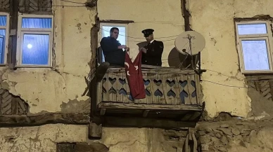 Kerpiç evlere asılan bayraklar
