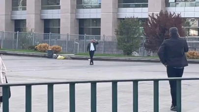 Adliye önünde kendi bacağına sıktı!