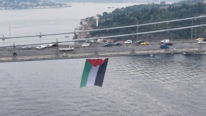 İstanbul Boğazı'ndaki köprülere Filistin'e destek için bayrak asıldı