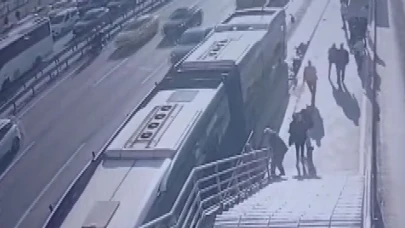 Cevizlibağ metrobüsünde dehşet anları!