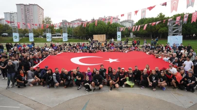 YÜZLERCE KİŞİ ATA’YA SAYGI İÇİN KOŞTU