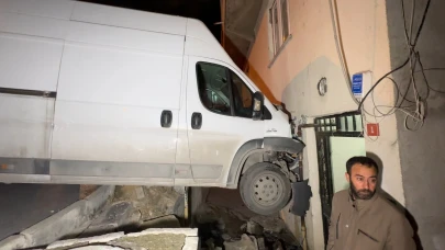 Avcılar'da yürekler ağza geldi! Minibüs evin içine girdi!