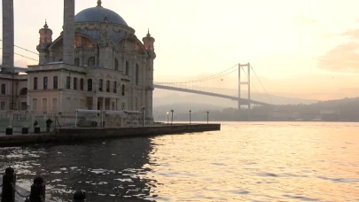 Yoğun sis boğaz trafiğini kapattı