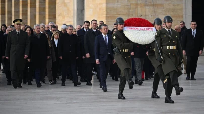 Anıtkabir'den mesaj verdi: Geleceğe yürüyoruz!