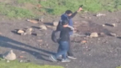 Esenyurt'ta endişelendiren görüntüler! Ortaokul öğrencilerinin elinde tabanca!