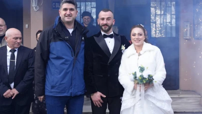Düğünlerini kar bile engelleyemedi