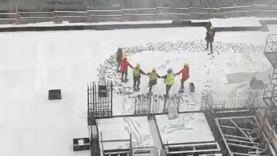 Sarıyer'de kar altında horon teptiler