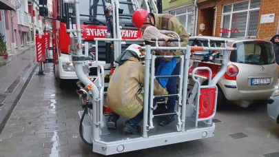 Silivri'de evde mahsur kalan 4 yaşındaki çocuğu itfaiye kurtardı