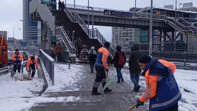 İBB ekipleri kar mesaisini aralıksız sürdürüyor