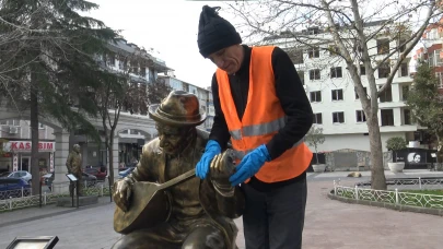 Avcılar'da Aşık Veysel'in sazını yine kırdılar!