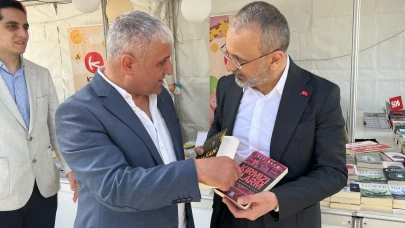 Başkan Özmen'den Eyüpsultan Kitap Fuarı'na ziyaret