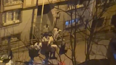 Sokak ortasında kadını dövdü mahalleli tazahürat yaptı!