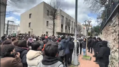 İstanbul Üniversitesi'nde izinsiz yürüyüşe polis müdahalesi