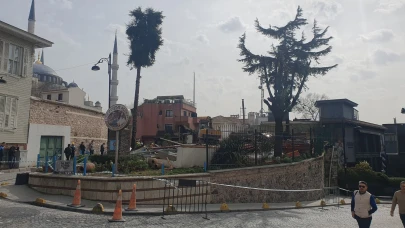 Sultanahmet'te kaçak yapıları yıkıp geçtiler