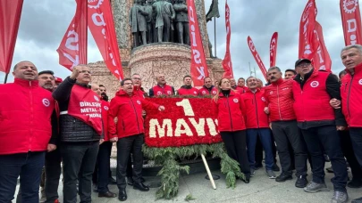 DİSK, Taksim Meydanı'na çelenk bıraktı