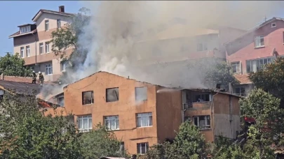 Beykoz'da 3 katlı binanın çatısında yangın çıktı
