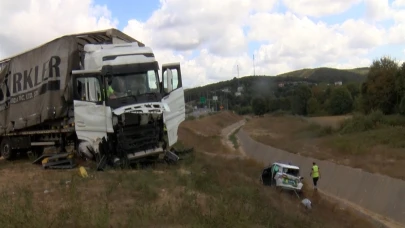 Tır jandarma aracına çarptı: 5 yaralı