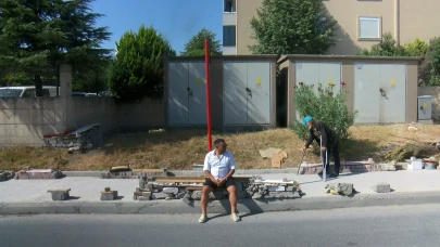 Öğrenciler için taştan bank yaptı