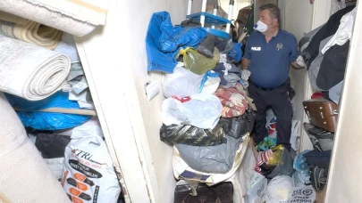Avcılar'da çöp evden 12 kamyonet eşya çıkarıldı