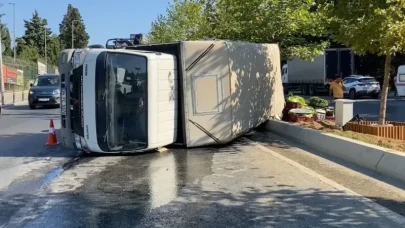 Küçükçekmece'de sebze yüklü kamyonet devrildi: 2 yaralı
