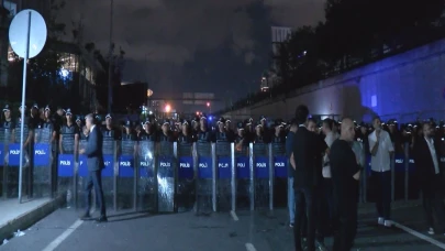 Yurttaşlar CHP İl Binasına yürüyor