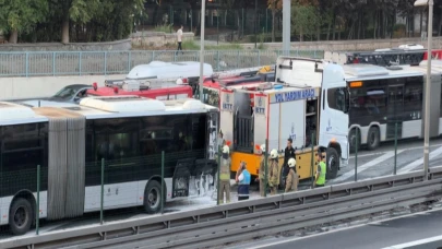Zeytinburnu'nda yanan metrobüse itfaiye yetişti