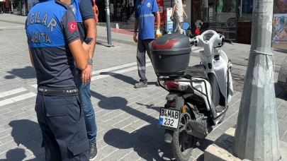 Avcılar'da kaldırıma motor park eden sürücülere ceza kesildi