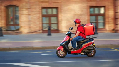 Hızlı ve emekli! Bakanlık kuryelerin sürücü belgesindeki yaş sınırını 69'a yükseltti