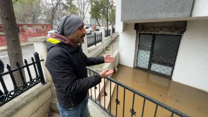Avcılar'da aynı yol 3 kere çöktü! Evleri su bastı!