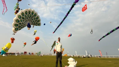 Dünya birincisi ‘Tavus kuşu’ uçurtmasını Katar semalarında Türk bayrağıyla uçurdu