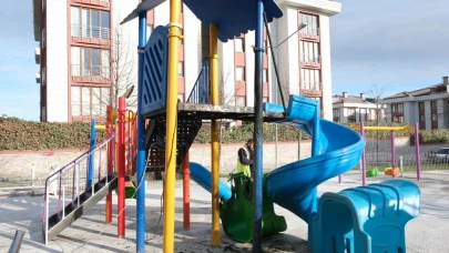 Şehir eşkıyaları Büyükçekmece'de çocuk parkını yaktı; Belediye açıklama yaptı