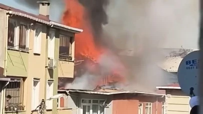SULTANBEYLİ’de 3 katlı binanın çatısında yangın çıktı