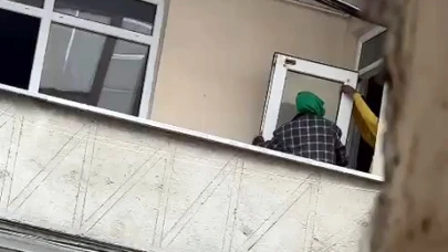 Esenyurt'ta  binaya giren 2 kişi kapı ve pencereleri çaldı