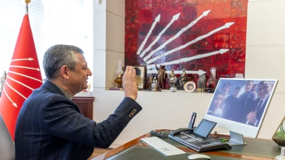 Özel, Adana'da Atatürk büstünü fırtınadan koruyan öğrencilerle görüştü