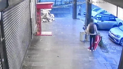 Beylikdüzü'nde iş yerinin önündeki Türk bayrağını indiren şüpheli yakalandı