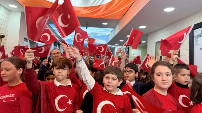 Öğrencilerden kırmızı beyaz açılış