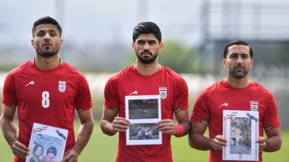 FIFA Başkanı Infantıno’nun izlediği maçta, İran Milli Takımı sahaya öldürülen çocukların fotoğraflarıyla çıktı
