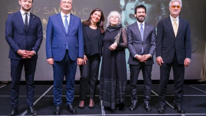 Tiyatroda perde yine açıldı