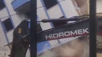 Sultangazi'de kentsel dönüşüm kapsamında apartman yıkıldı; yandaki binada hasar oluştu