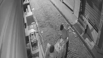 Fatih’te restoranın önündeki içecek kasalarını el arabasıyla çaldılar