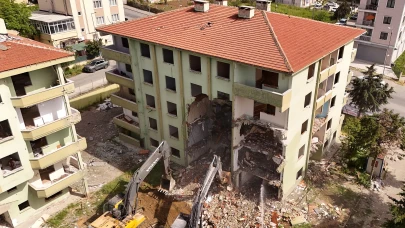 Riskli yapılar tek tek yıkılıyor