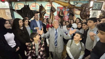 Balıkçı Kenan, balık yeme yarışması yaptı; gençlere ödül balık dağıttı