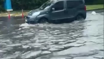 Kadıköy’de yağmur etkili oldu; yollar göle döndü